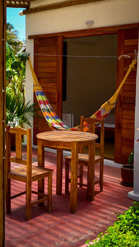 A varanda do quarto da pousada Icarai kite house